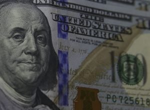 dolar-cai-para-r$-5,80-apos-trump-falar-em-acordo-com-a-china