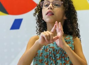 hoje-e-dia-destaca-a-alfabetizacao-de-pessoas-com-deficiencia-auditiva