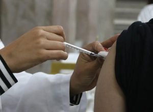 aumento-nos-casos-de-covid-19-faz-am-retomar-uso-de-mascara