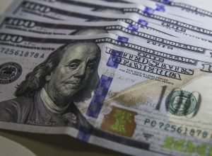 dolar-cai-para-r$-5,66-apos-suspensao-de-tarifas-de-trump