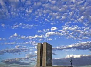 projeto-pode-permitir-que-parlamentar-acumule-aposentadoria-e-salario