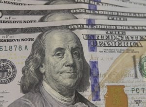 bolsa-bate-recorde,-e-dolar-cai-para-menor-valor-em-mais-de-um-ano