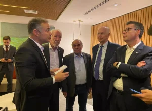 Na foto, o presidente do Sistema FETRANSPAR e coordenador do G7 Paraná, Coronel Sérgio Malucelli ao lado do Ministro dos Transportes, Renan Filho e o vice-governador do Paraná, Darci Piana, em uma conversa, poucos minutos antes do leilão que aconteceu na Bolsa de Valores