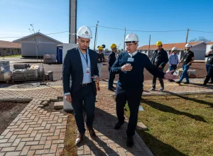 Diretor administrativo da Itaipu, Iggor Gomes Rocha e presidente do CREA/PR, engenheiro agrônomo Clodomir Luiz Ascari