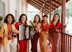 Cinco musicistas apaixonadas pela cultura nordestina, que prometem entregar um show que une o baião, arrasta-pé, o xote e outras vertentes do forró (Créd. Eve Ramos)