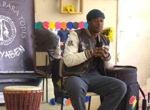 Com-a-atuacao-do-mestre-guineano-Djanko-Camara-que-rege-as-classes-de-danca-e-percussao-os-encontros-acontecem-gratuitamente-e-aberto-a-toda-a-comunidade-Cred.-Coletivo-Dunyaben