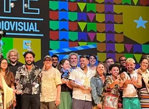 Em-cerimonia-no-Cinema-do-Teatro-do-Parque-em-Recife-a-producao-do-filme-levou-as-duas-premiacoes-Cred.-F.-Passini