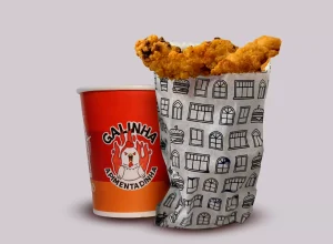 Galinha Apimentadinha: tiras de frango empanado com molho picante em pote de 250ml, no estilo viral da gringa.