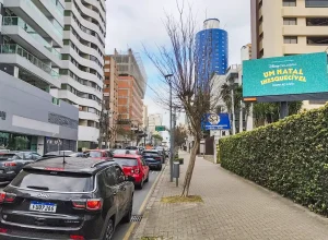 Anúncio do Natal da Disney sendo exibido na Rua Desembargador Motta, no centro da cidade. Divulgação.