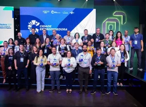 Municípios que integram o Programa Cidade Empreendedora ganharam reconhecimento durante o PRacelerar 2025. Foto: Jean Pavão/Camila Pauleski