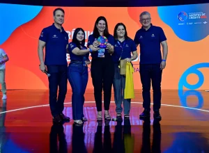 Foto: Hidalgo Gomes O diretor-presidente da Fomento Paraná, Claudio Stabile e o diretor-superintendente do Sebrae/PR, Vitor Tioqueta, com as agentes de crédito de Francisco Beltrão, 1º lugar geral.
