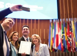 Márcia Huçulak, governador Ratinho Jr, Leandre Dal Ponte e Beto Preto na sede a OPAS (Organização Pan-Americana de Saúde), em Washington (EUA). Foto: Jonathan Campos/AEN.