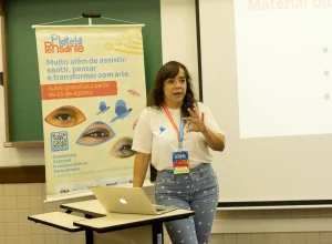 No encontro, a equipe do Plateia Pensante, junto com todos os monitores culturais e ou auxiliares de mediação (FOTOS EM ALTA EM ANEXO – Créd. Lina Sumizono)