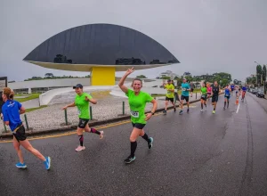 Uma dos maiores eventos do calendário de corridas de rua do Brasil terá provas de 42 km, 21 km, 10 km e 5 km pelas principais vias curitibanas - Fotos: Foco Radical/Global Vita