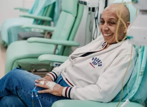 Exposição de fotos retrata rotina de quatro mulheres em tratamento contra o câncer