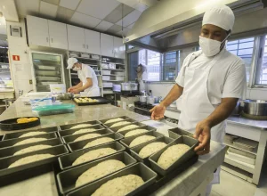 Entre as atividades com melhor desempenho na indústria está a fabricação de produtos alimentícios, com mais de 1.100 vagas criadas em abril (Fotos: Gelson Bampi)