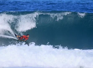 Olá! Tudo bem? O Itacoatiara Pro 2025, uma das etapas mais aguardadas do circuito mundial de bodyboard, acontecerá entre os dias 30 de maio e 8 de junho na Praia de Itacoatiara, em Niterói (RJ). Além da presença dos melhores do mundo, este ano, o campeonato ganha um destaque especial com a participação inédita de quatro atletas das comunidades da Rocinha e São Conrado. Abaixo seguem mais informações. Etapa do mundial de Bodyboard destaca atletas da Rocinha e São Conrado