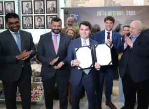 Assinatura do Termo de Cooperação entre a Escola do Legislativo e Abradep ocorreu nesta terça-feira (28).. Créditos: Orlando Kissner/Alep