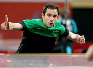 Hugo Calderano no Mundial de Doha (Foto: ITTF/ WTT)
