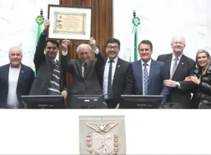 Assembleia homenageia 135 de história da Associação Comercial do Paraná