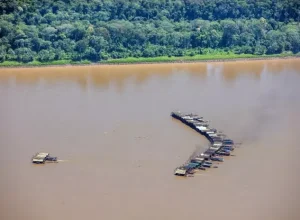 Balsas flagradas pelo Greenpeace Brasil no Rio Madeira - Foto: Marizilda Cruppe/Greenpeace Brasil
